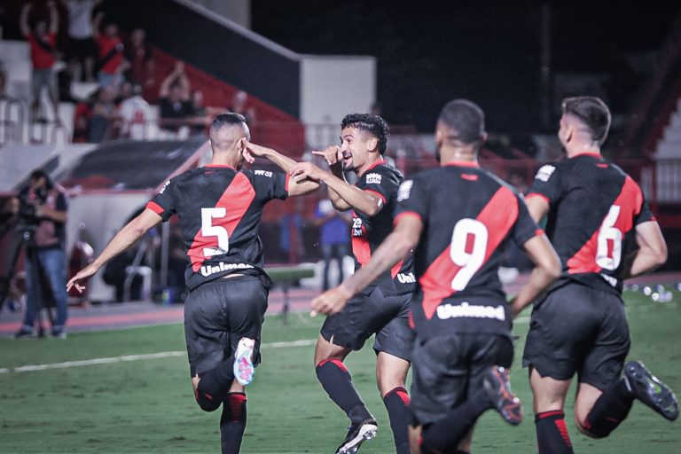 Com um jogador a menos, Atlético-GO vence o Londrina e entra no G-4 da Série B