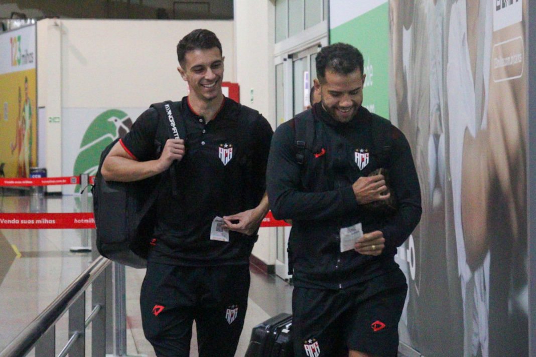Shaylon e Rodrigo Soares no aeroporto