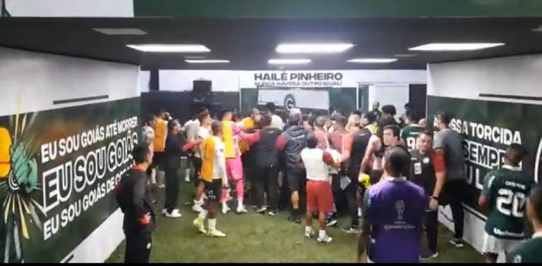 Jogadores de Goiás e Universitario se desentendem e PM precisa intervir; assista o vídeo