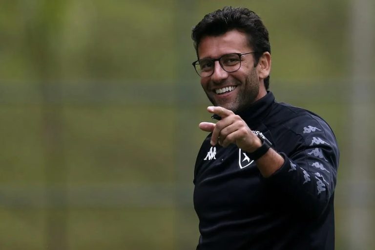 Treinador Alberto Valentim durante passagem no Botafogo