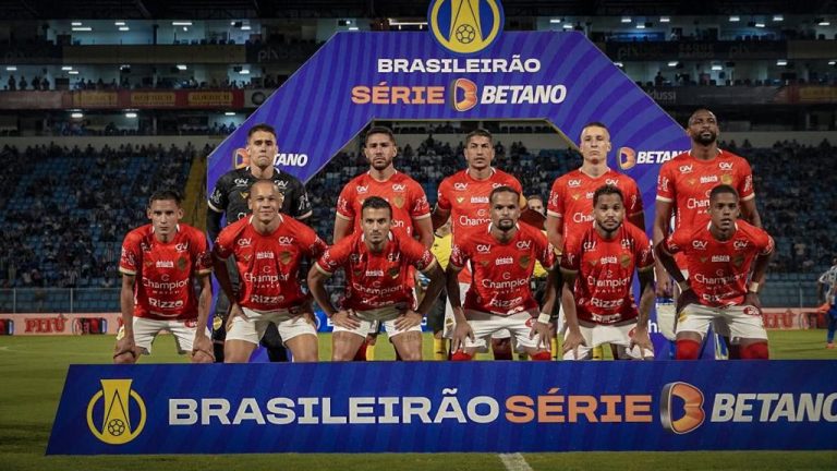 Na Ressacada, Vila Nova goleia o Avaí e segue 100% na Série B