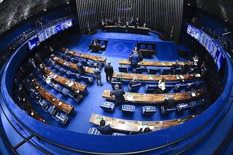Senado aprova equiparação de milícias e facções a terroristas