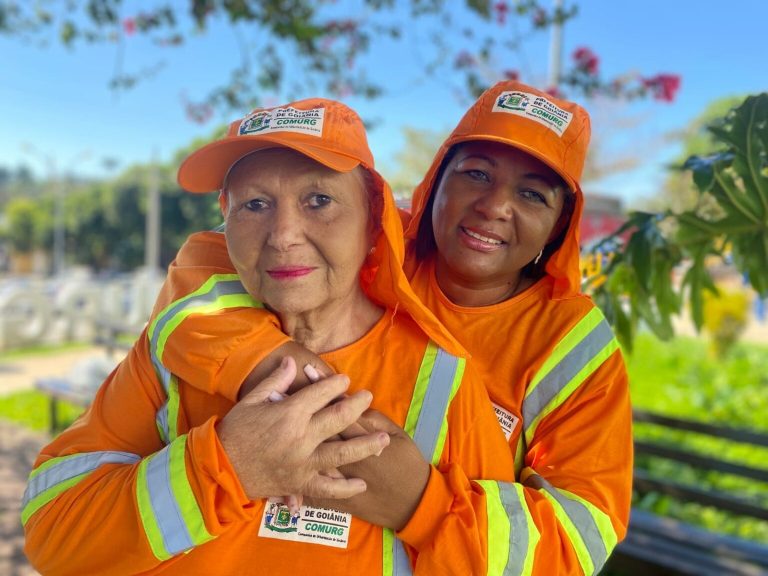 Funcionária mais antiga da Comurg celebra Dia das Mães ao lado da filha que também é gari