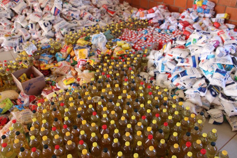 Produção do Aparecida é Show entrega 20 toneladas de alimentos à assistência social