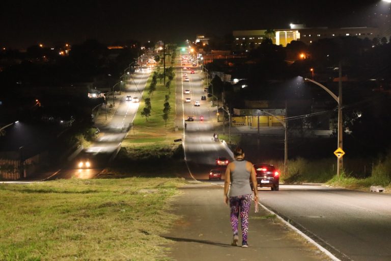 Avenida V-5 em Aparecida de Goiânia passa a contar com iluminação em LED