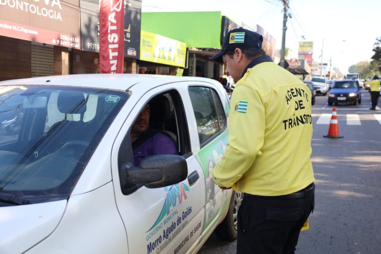 SMTA realiza ação educativa sobre Maio Amarelo para caminhoneiros, em Aparecida de Goiânia