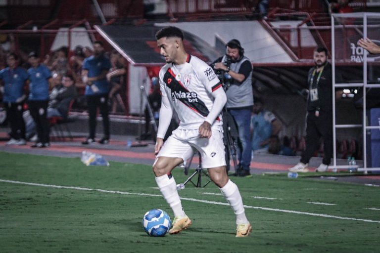 Jefferson atuando contra o Botafogo-SP no Accioly