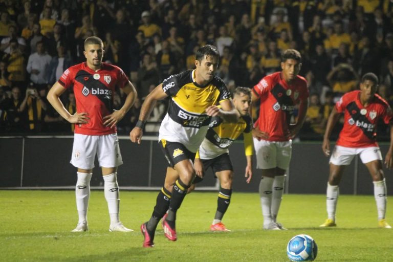 Atlético-GO é goleado pelo Criciúma e não vence há 4 jogos na Série B