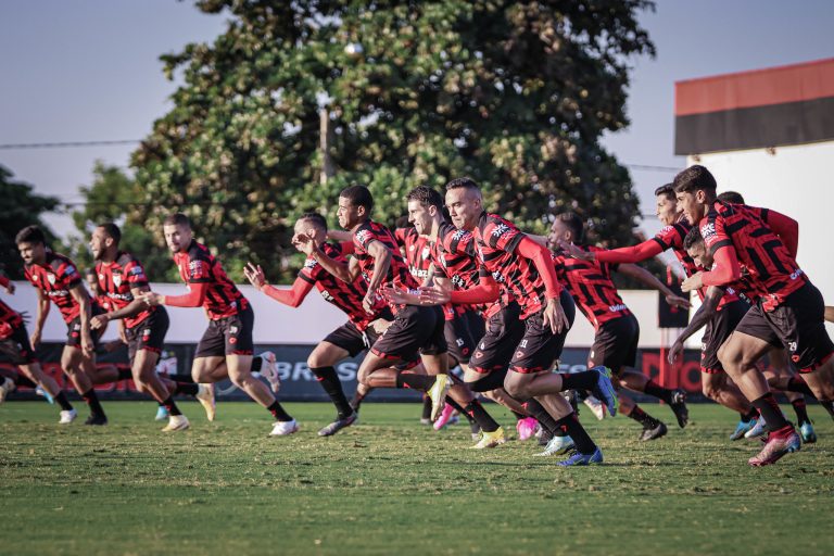 Jogadores do Atlético Goianiense treinando no CT do Dragão