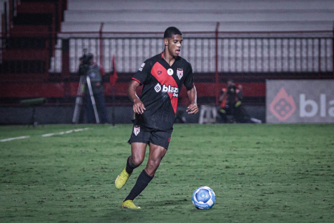 Lateral Renan Silva em ação pelo Atlético Goianiense 2023