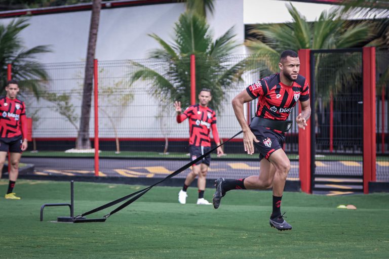 Atacante Gustavo Coutinho durante treinamento