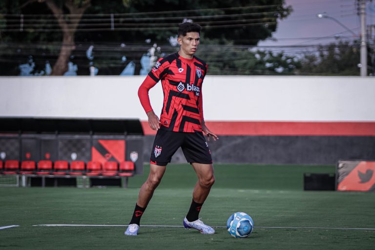 Zagueiro Matheus Guedes durante treinamento no CT do Dragão