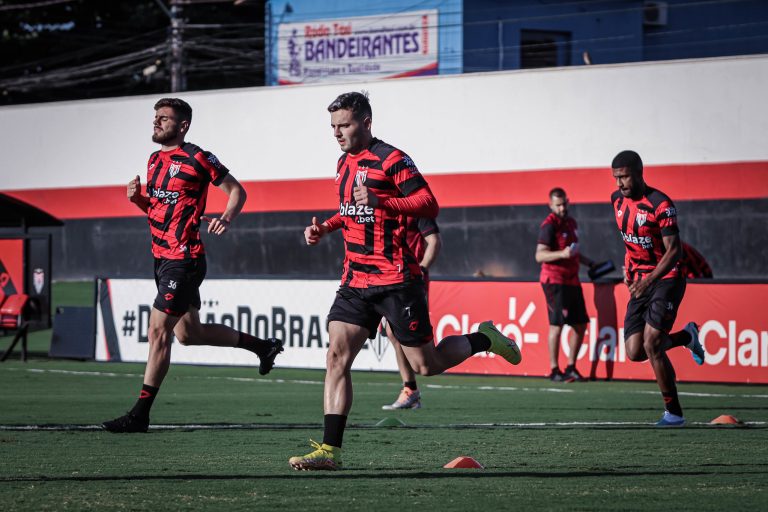 Kelvin treinando ao lado de Heron e Emerson Santos