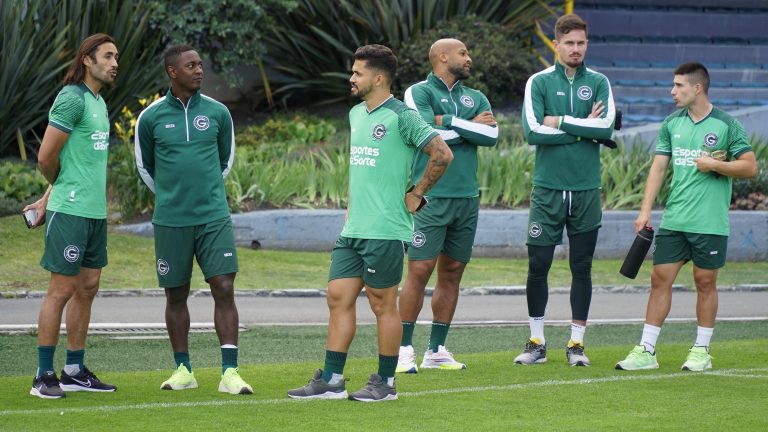 Na Colômbia, Goiás enfrenta o Santa Fe em busca da classificação na Copa Sul-Americana