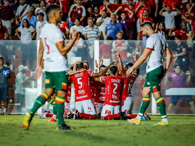 Vila Nova atropela o Sampaio Corrêa e assume vice-liderança da Série B