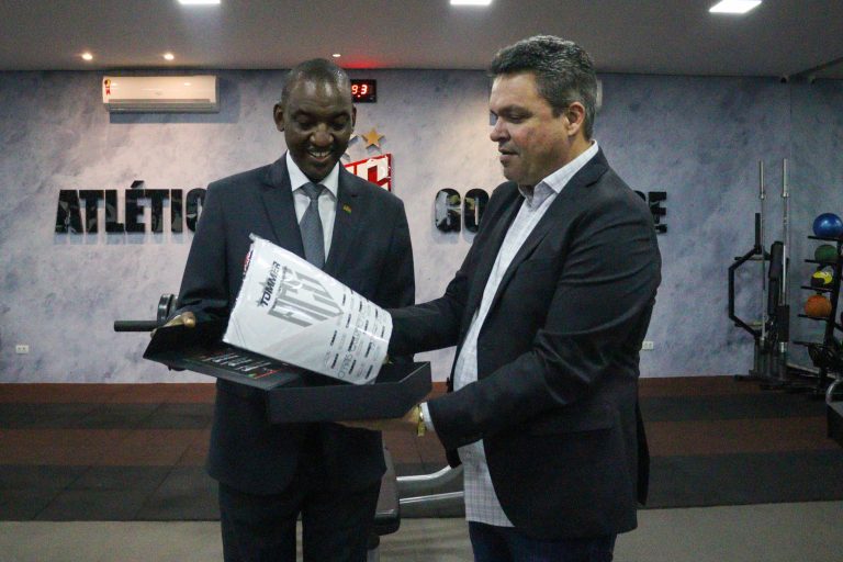 Lemarron Kaanto ao lado de Adson Batista