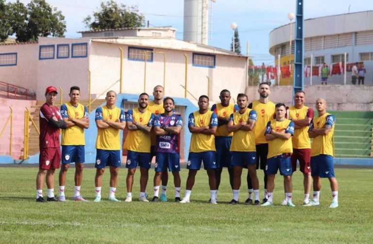 Vila Nova deve voltar ao esquema com quatro atacantes no jogo diante do Botafogo, em São Paulo