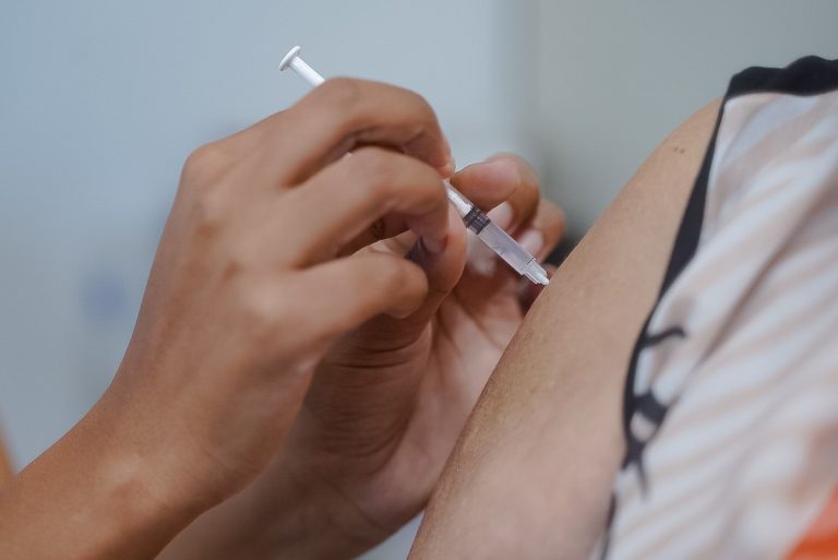 Enquanto houver doses disponíveis, campanha contra influenza continua em Goiás