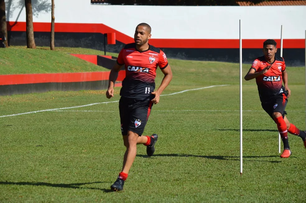 Zagueiro Lucas Rocha durante a primeira passagem pelo Atlético Goianiense