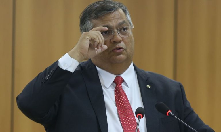 Flávio Dino pedirá ação contra racismo sofrido por jogadores na Argentina