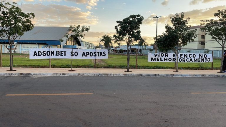 Faixas que estavam na porta do CT do Dragão
