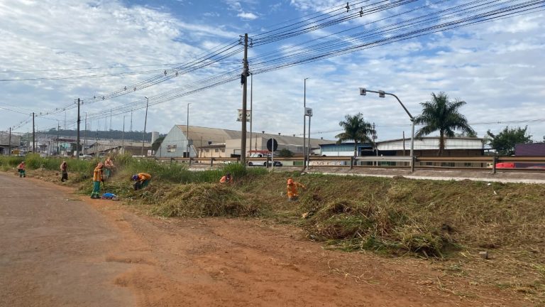 Trecho urbano da Rodovia dos Romeiros passa por limpeza em preparação para Festa do Divino Pai Eterno
