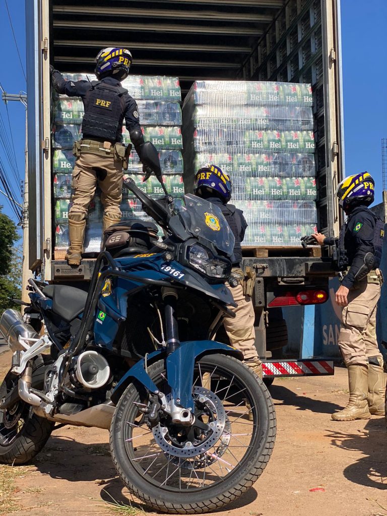 Carreta carregada com carga de cerveja irregular é apreendida, em Goiânia