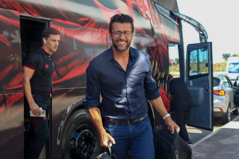 Alberto Valentim, técnico do Atlético-GO no aeroporto