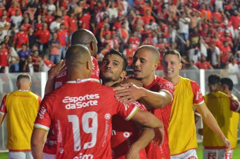 Vila Nova vence com gol no fim e termina rodada na liderança da Série B