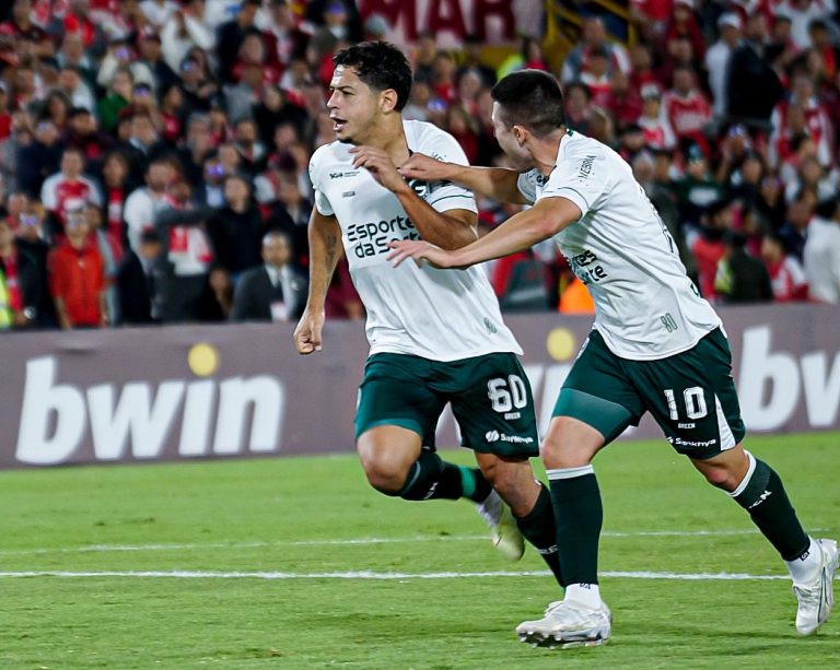 Goiás vence pela Sul-Americana e avança às oitavas da competição