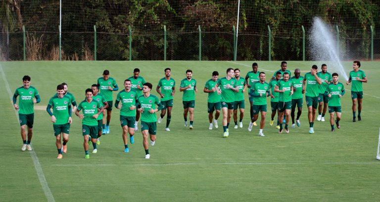 Com retorno de zagueiro e reforço no ataque, Goiás enfrenta o Grêmio neste domingo (30)