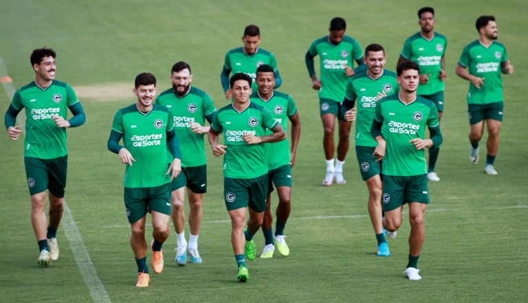 Com desfalques nas laterais, Goiás embarca para a Argentina