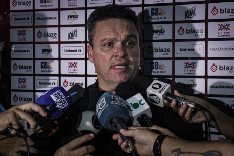 Adson Batista dando entrevista após jogo contra a Ponte Preta