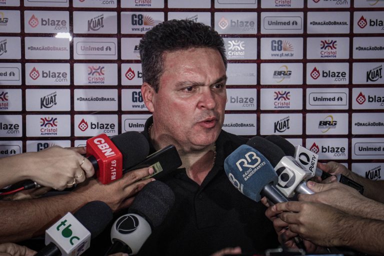 Adson Batista dando entrevista após jogo