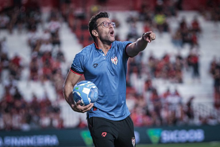 Alberto Valentim orientando elenco na beira do gramado