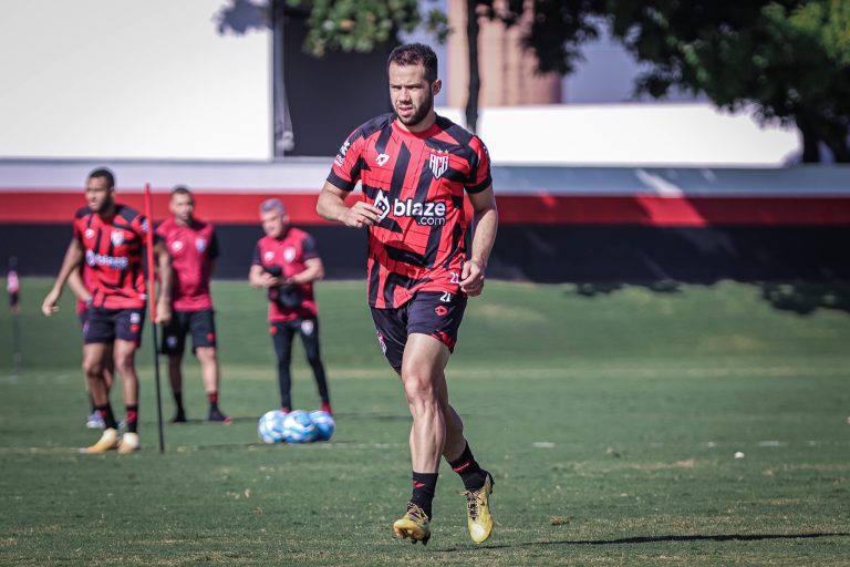 Rodrigo Soares correndo no CT do Dragão