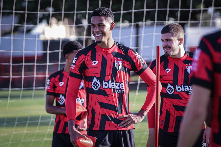 Zagueiro Alix em treinamento no CT