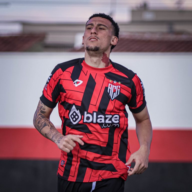 Gabriel Baralhas treinando no retorno ao Atlético Goianiense