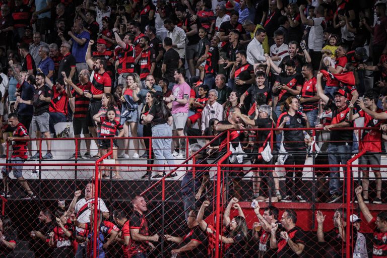Torcida do Atlético Goianiense comemorando gol marcado
