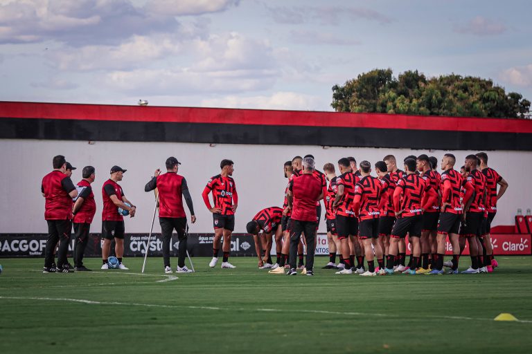 Jogadores do Atlético Goianiense treinando no CT do Dragão