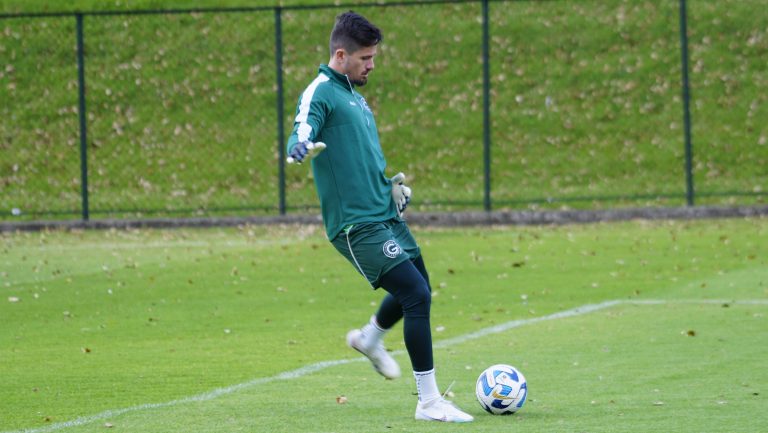Após falhas de Tadeu, técnico do Goiás demonstra apoio ao goleiro: “nos dá toda a confiança” 
