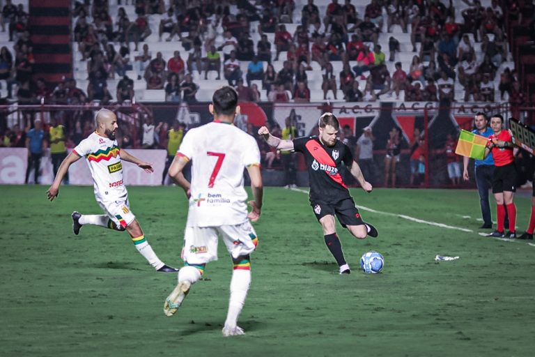 Atlético-GO arranca empate no fim, soma ponto importante, mas permanece no meio da tabela da Série B