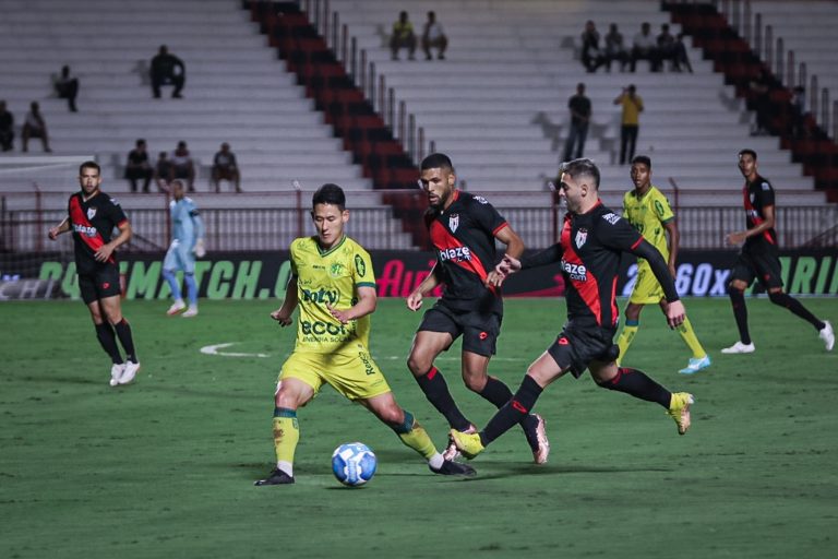 Atlético-GO empata no Accioly e perde oportunidade de encostar no G4