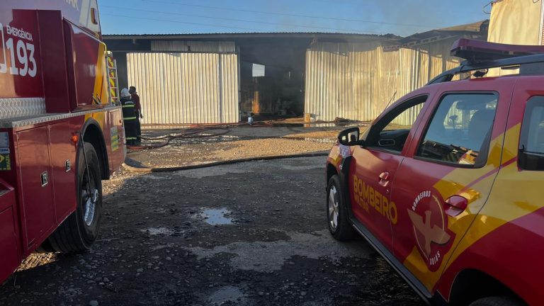 Incêndio de grande proporção atinge galpão em Aparecida de Goiânia
