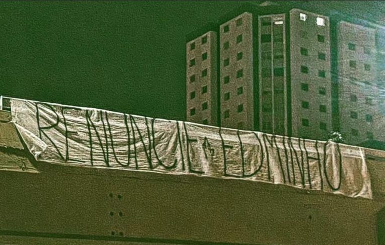 Torcida da organizada pede a renúncia da diretoria do Goiás 