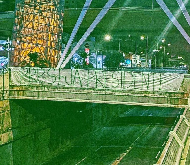 Em novo protesto, torcida organizada pede que Paulo Rogério “assuma o posto de presidente do Goiás”
