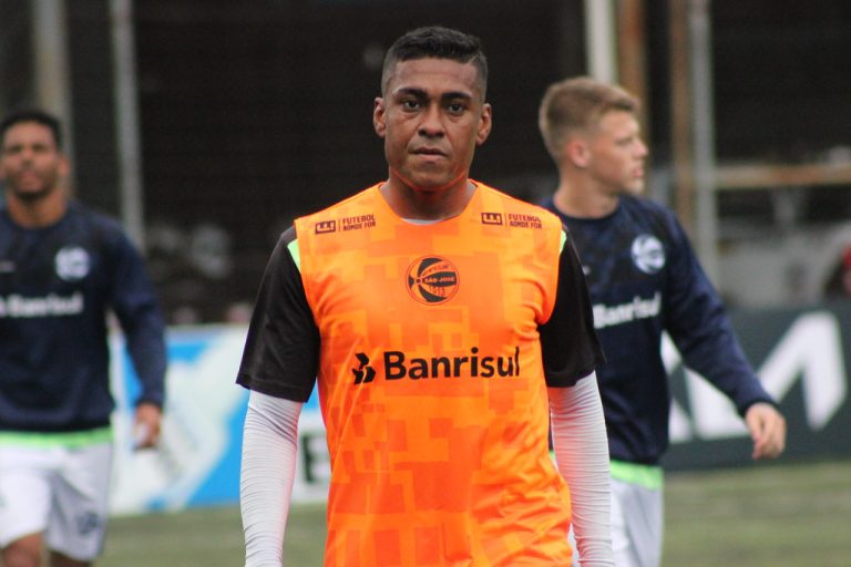 Sillas treinando com o colete do São José-RS