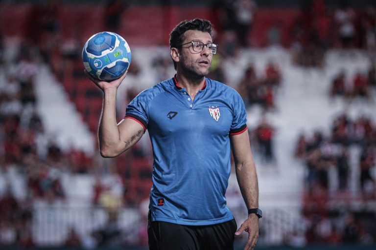 Treinador Alberto Valentim na beira do gramado no Accioly