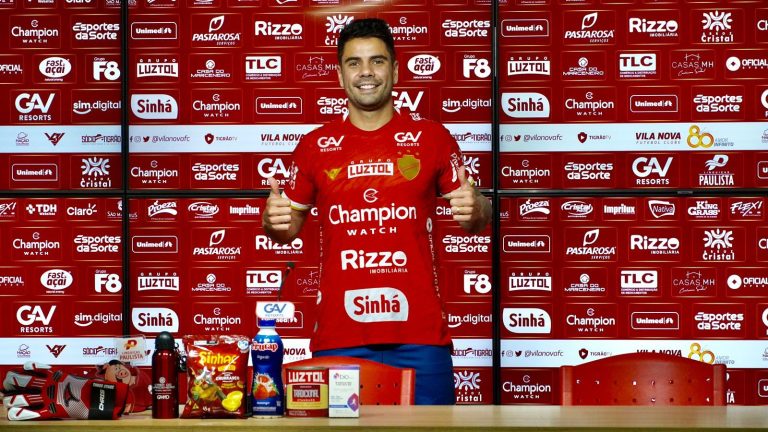 Apresentado, Henrique Almeida rasga elogios ao Vila Nova e fala em acesso à Série A