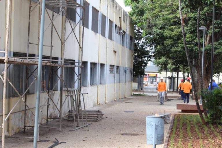 Iniciaram nesta semana a revitalização dos prédios históricos da Praça Cívica, em Goiânia